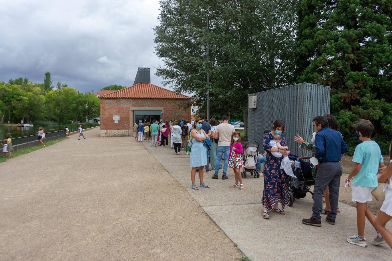 El recorrido está dividido en cuatro partes en las que se proyecta tanto la historia del propio Canal de Castilla, con su nacimiento de mano del Rey Felipe VI y el Marqués de la Ensenada, hasta la flora y fauna característica de esta obra hidráulica.