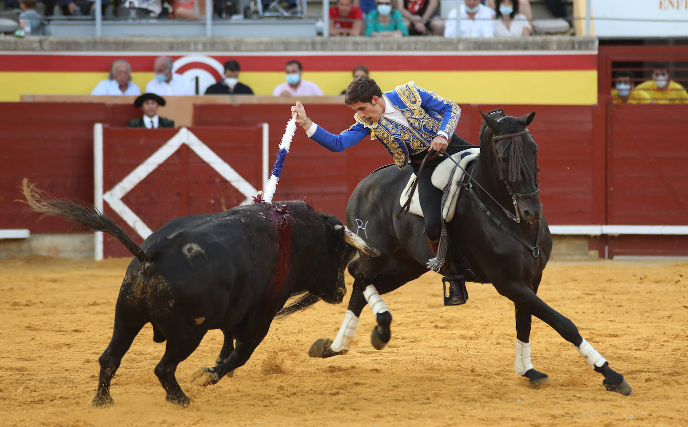 Guillermo Hermoso de Mendoza coloca a dos manos en Palencia.