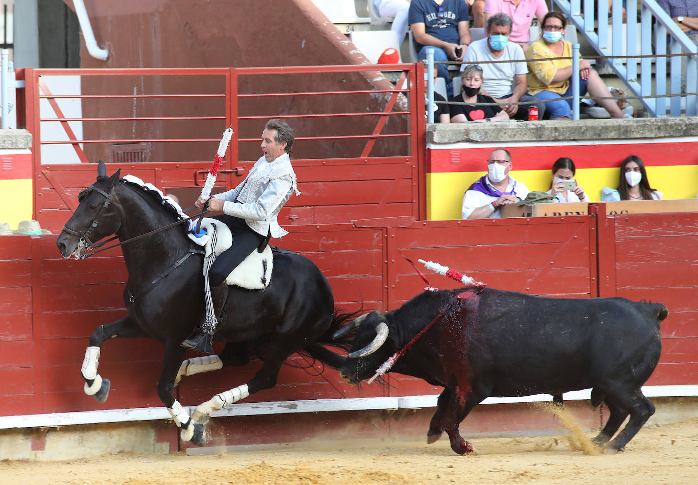 Guillermo Hermoso de Mendoza coloca a dos manos en Palencia.