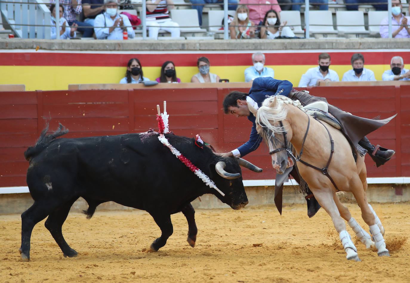 Guillermo Hermoso de Mendoza coloca a dos manos en Palencia.