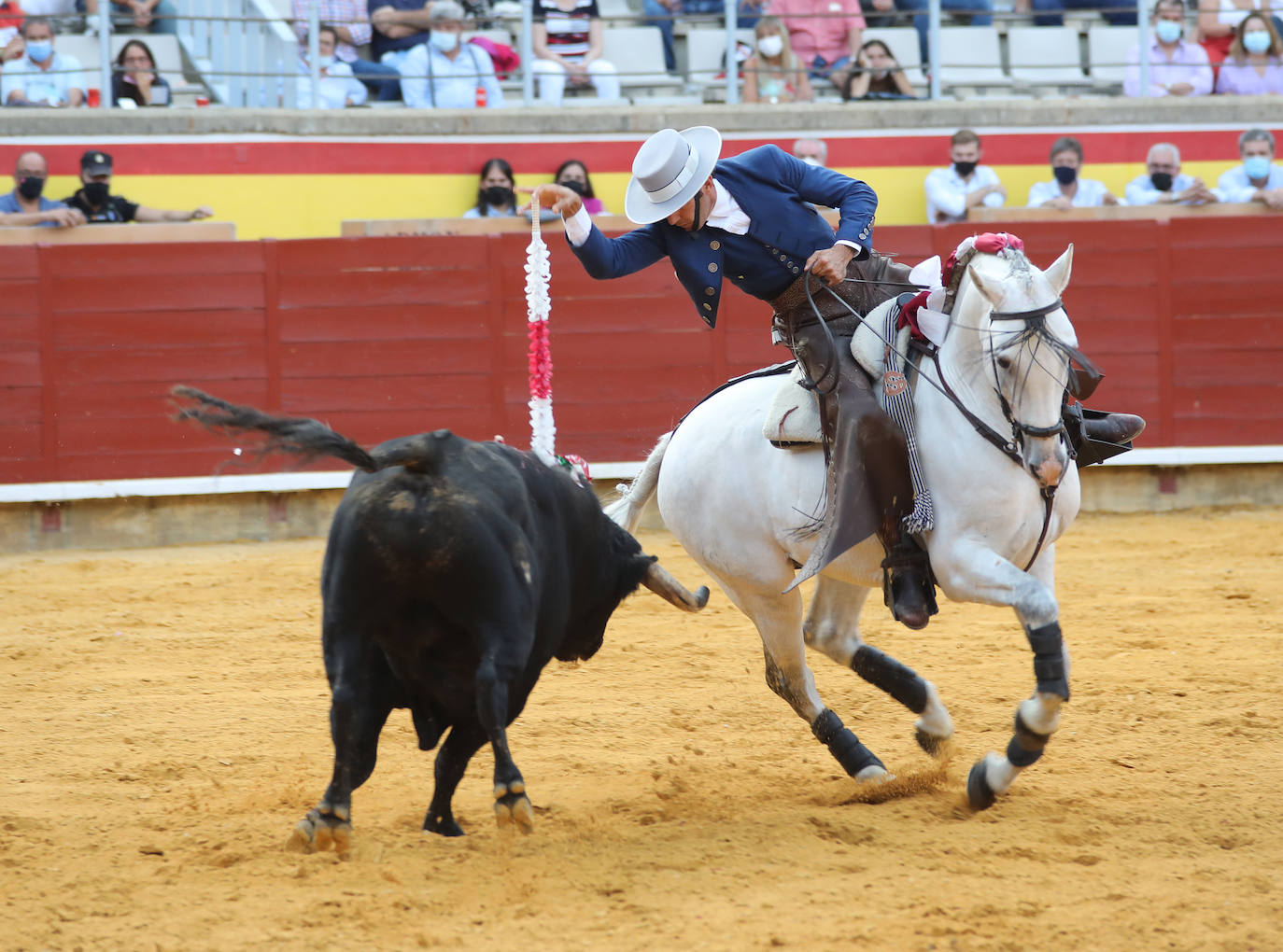 Guillermo Hermoso de Mendoza coloca a dos manos en Palencia.