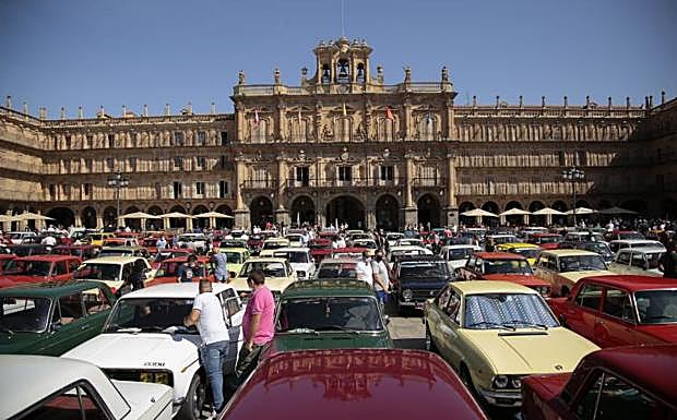Imagen principal - Los míticos SEAT 1430, 124 y 124 Sport toman la Plaza Mayor de Salamanca
