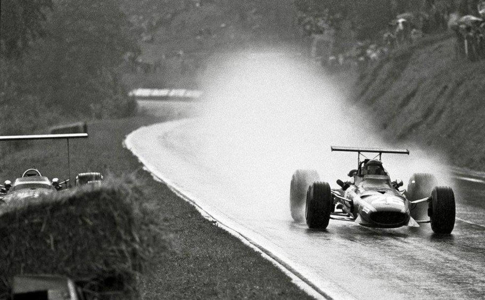 Bajo una intensa lluvia, Jacky Ickx camino del triunfo en el Gran Premio de Francia de 1968, disputado en el trazado de Rouen. 