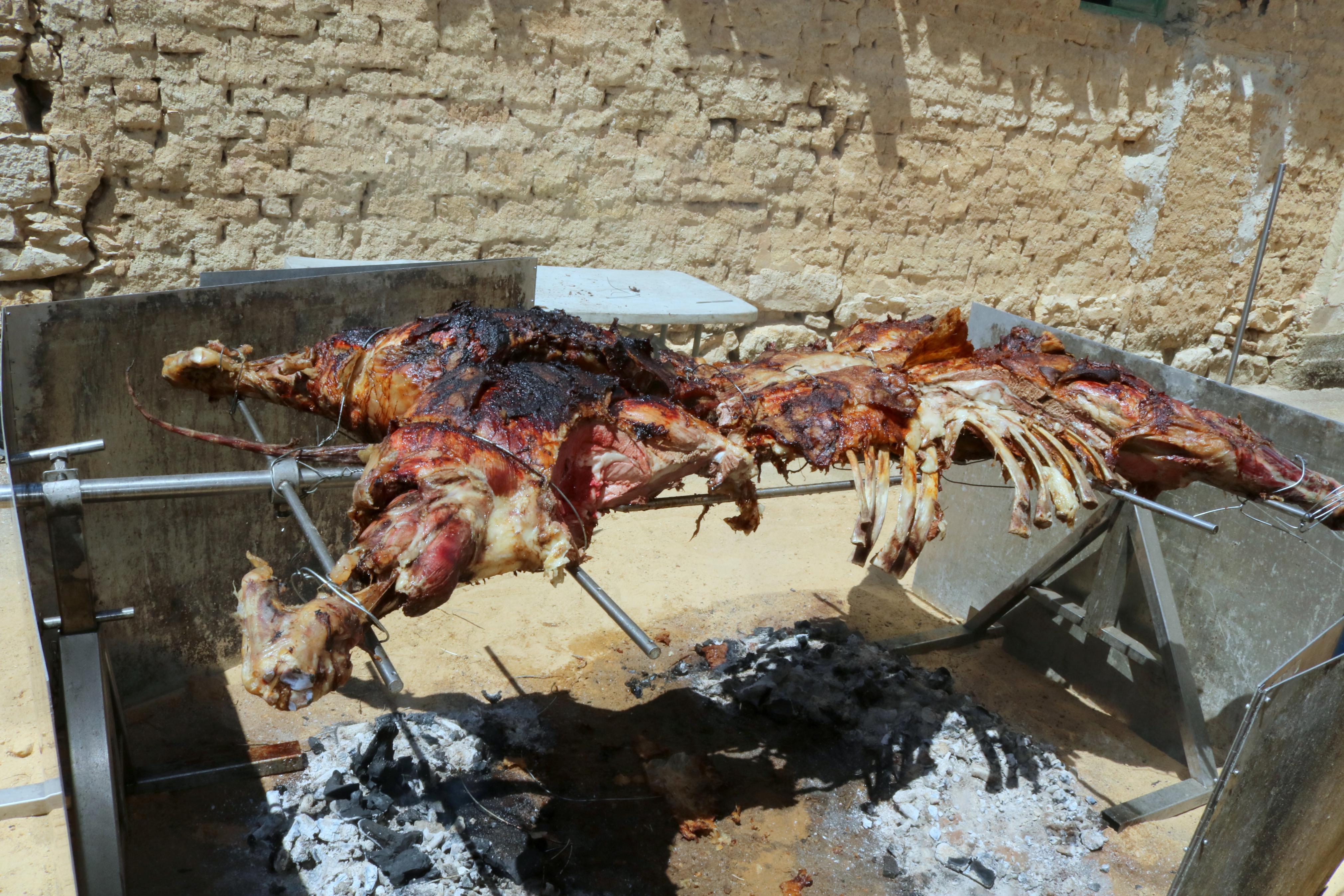 La localidad cerrateña disfrutó de una ternera asada para todo el pueblo