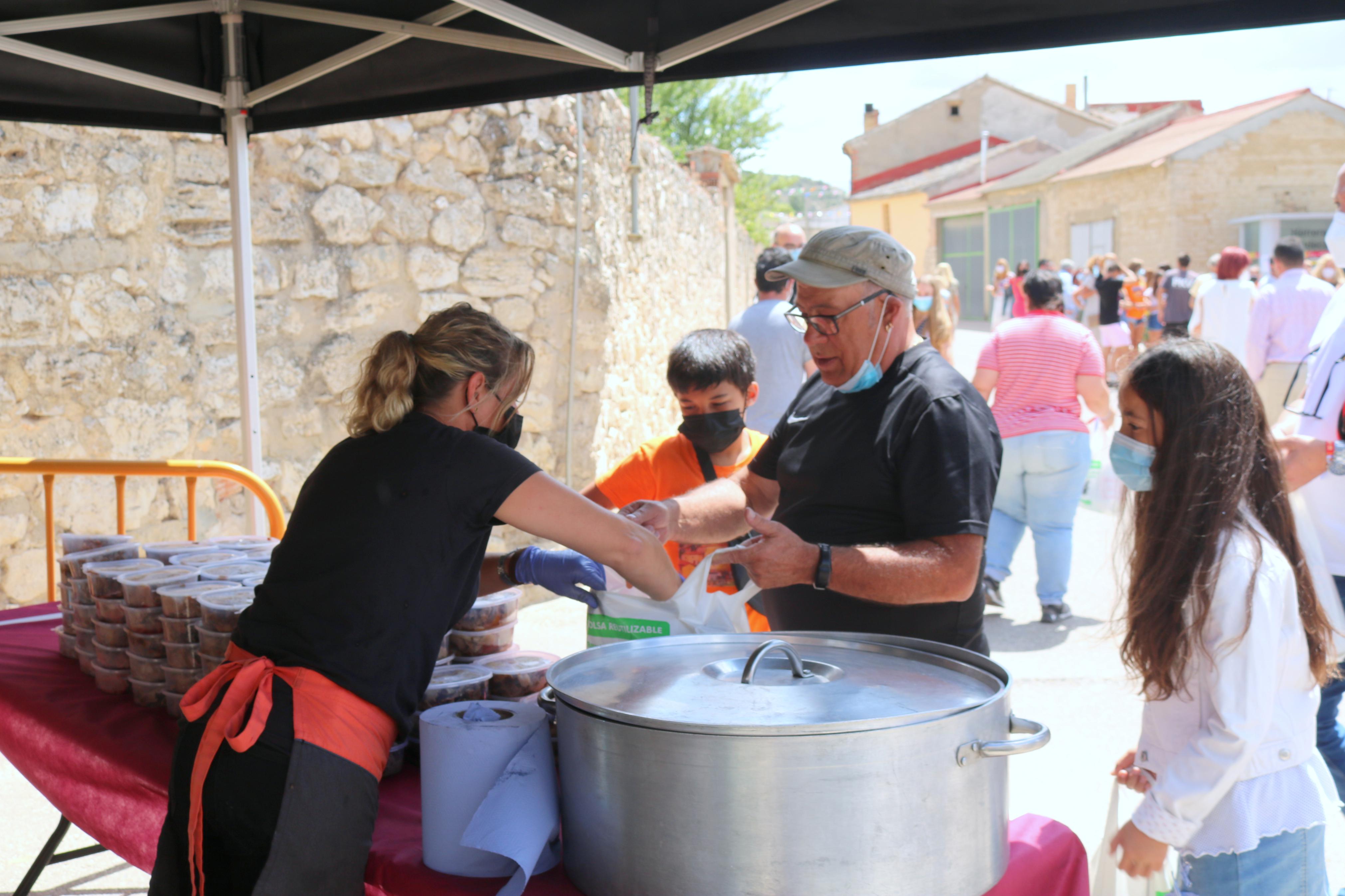 La localidad cerrateña disfrutó de una ternera asada para todo el pueblo