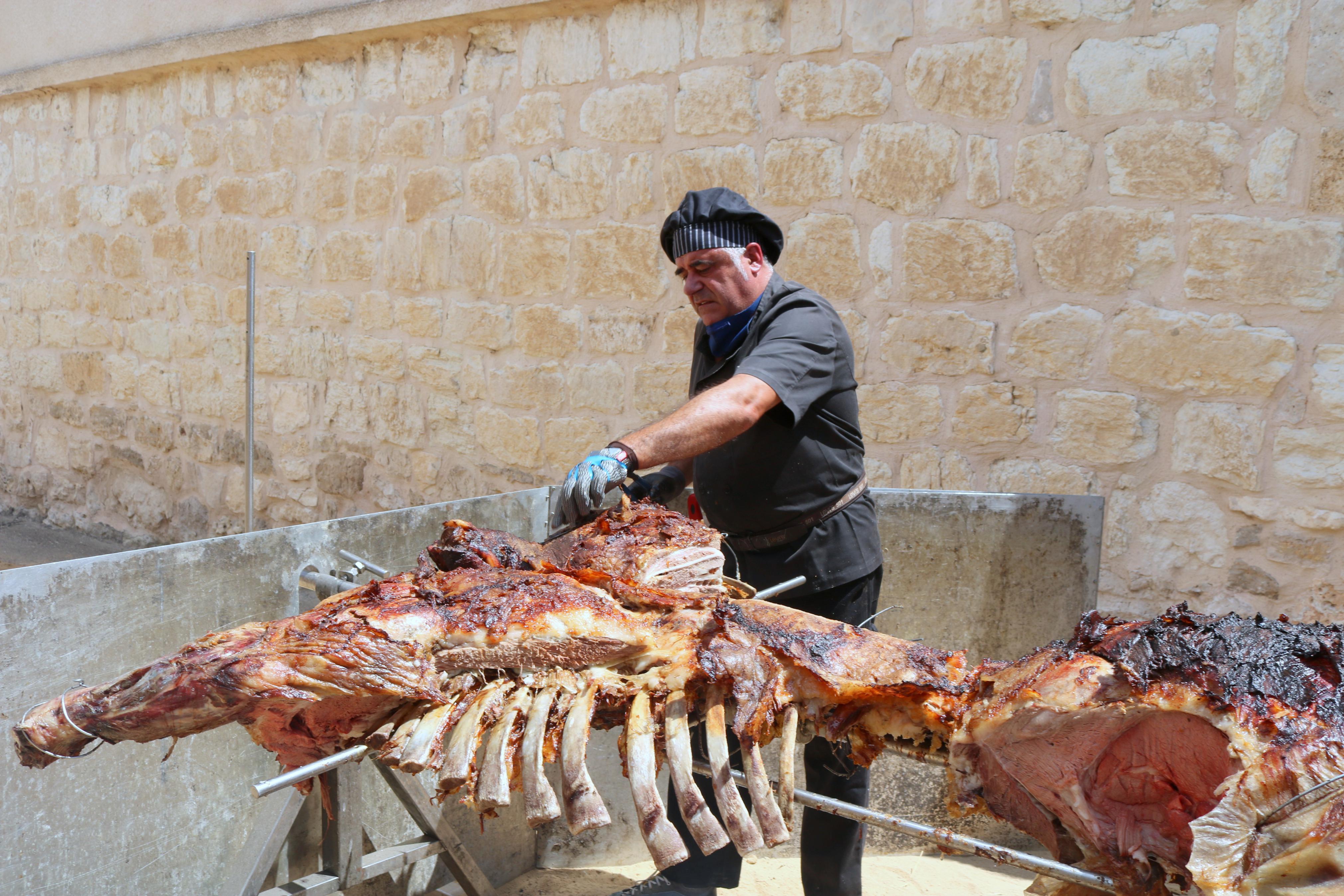 La localidad cerrateña disfrutó de una ternera asada para todo el pueblo