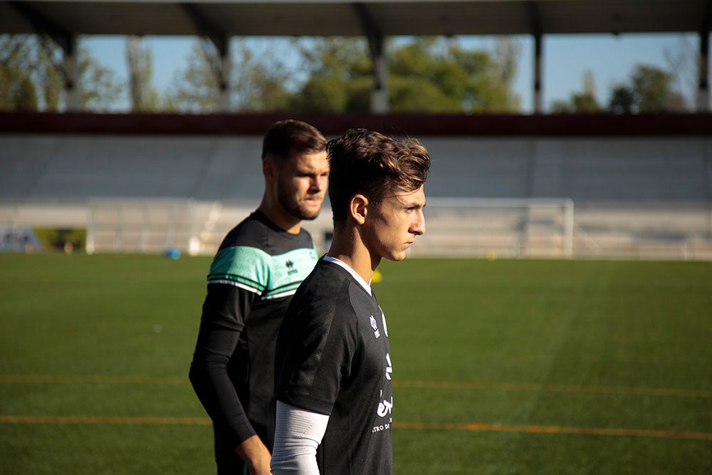 Los jugadores entrenan a las órdenes de Dani Mori mientras los voluntarios del club preparan las gradas del Reina Sofía