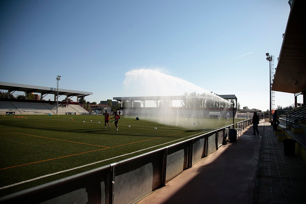 Los jugadores entrenan a las órdenes de Dani Mori mientras los voluntarios del club preparan las gradas del Reina Sofía