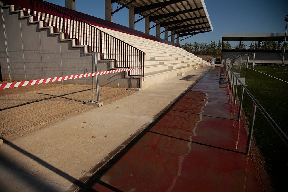 Los jugadores entrenan a las órdenes de Dani Mori mientras los voluntarios del club preparan las gradas del Reina Sofía