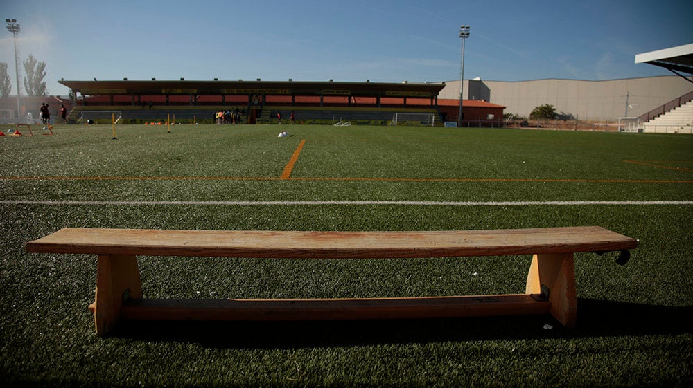 Los jugadores entrenan a las órdenes de Dani Mori mientras los voluntarios del club preparan las gradas del Reina Sofía