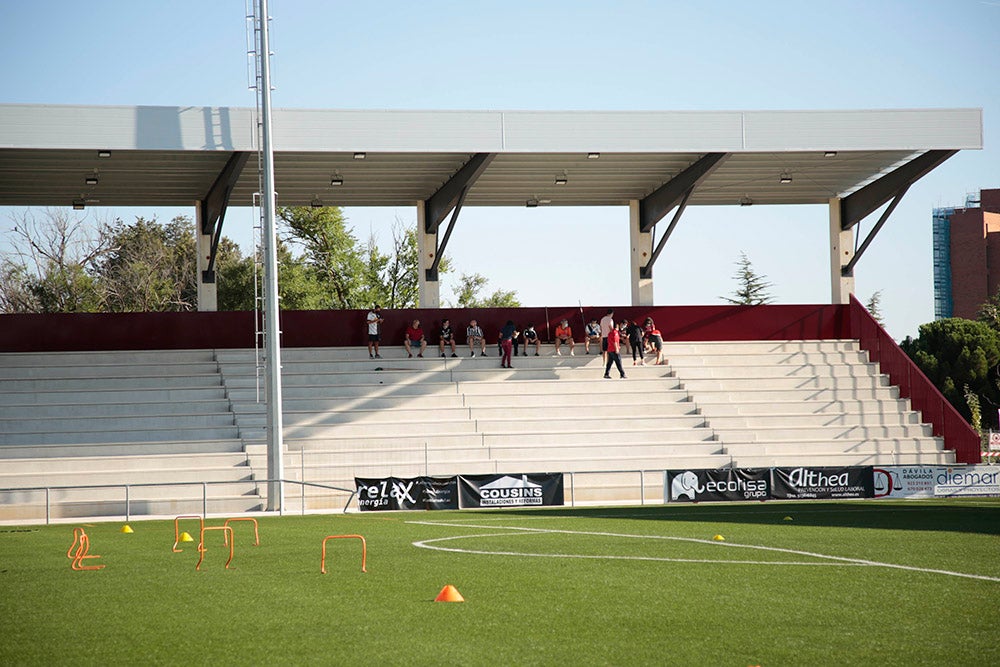 Los jugadores entrenan a las órdenes de Dani Mori mientras los voluntarios del club preparan las gradas del Reina Sofía