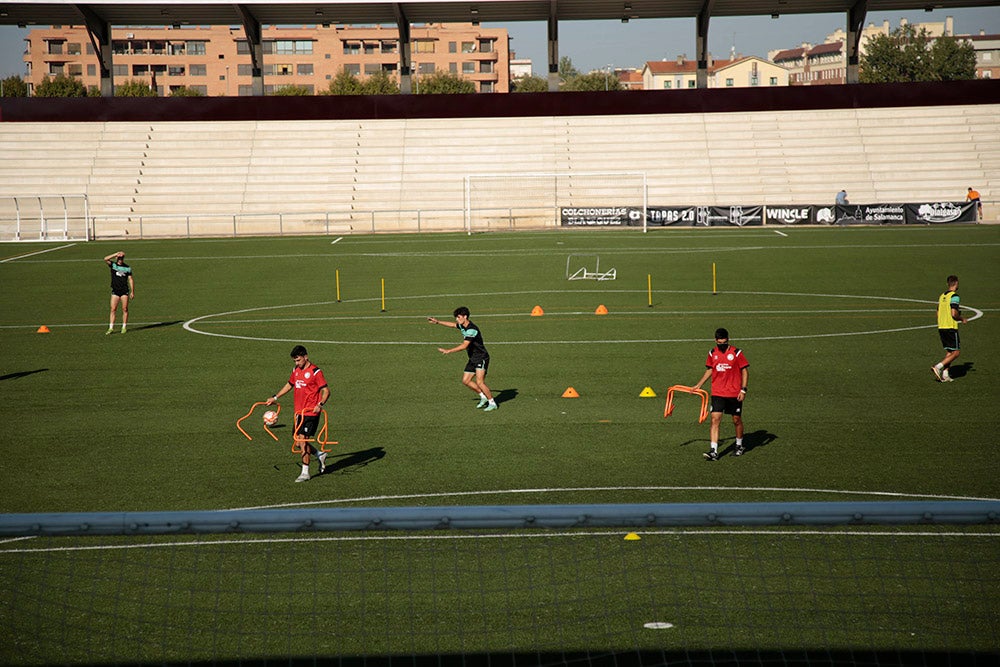 Los jugadores entrenan a las órdenes de Dani Mori mientras los voluntarios del club preparan las gradas del Reina Sofía