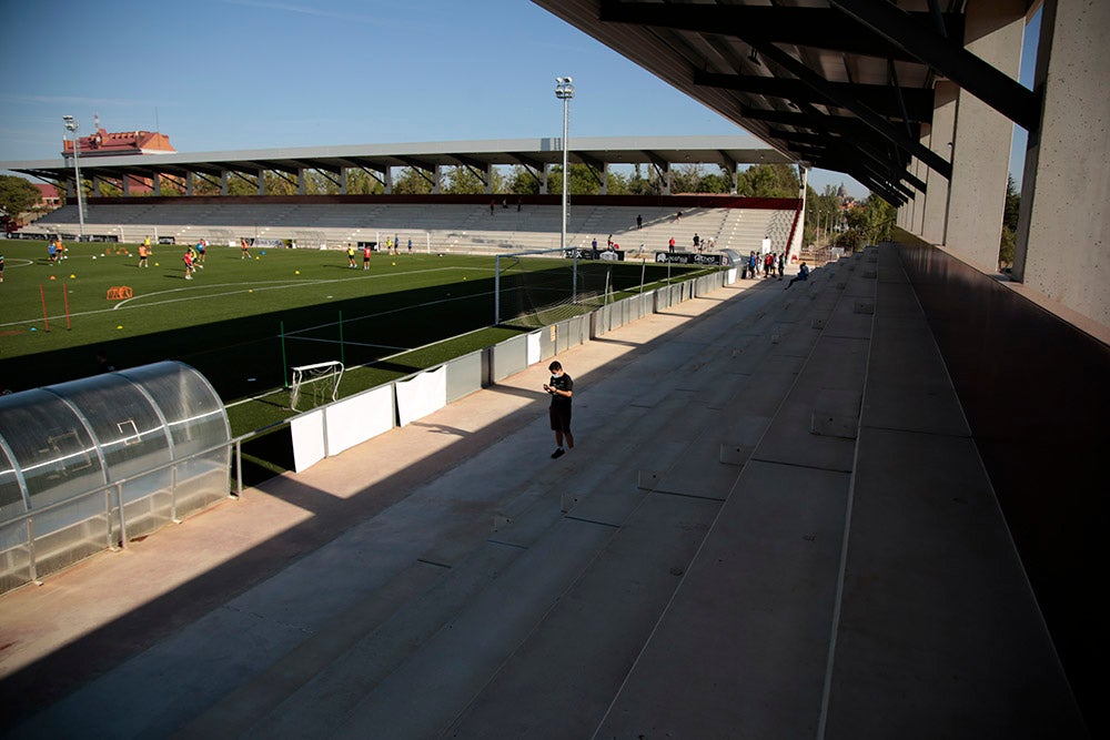 Los jugadores entrenan a las órdenes de Dani Mori mientras los voluntarios del club preparan las gradas del Reina Sofía