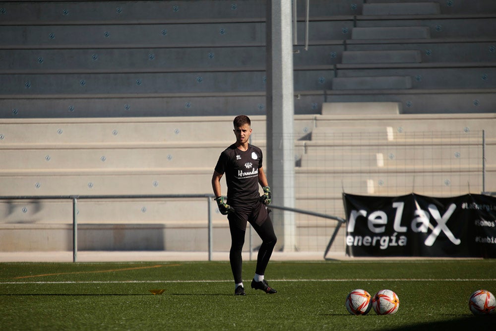 Los jugadores entrenan a las órdenes de Dani Mori mientras los voluntarios del club preparan las gradas del Reina Sofía