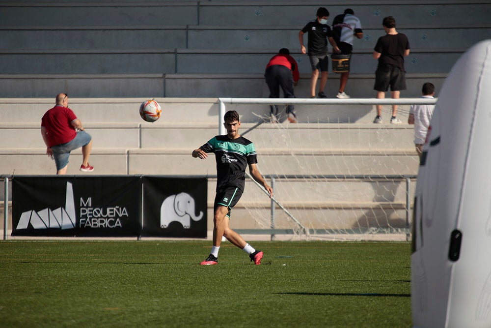 Los jugadores entrenan a las órdenes de Dani Mori mientras los voluntarios del club preparan las gradas del Reina Sofía