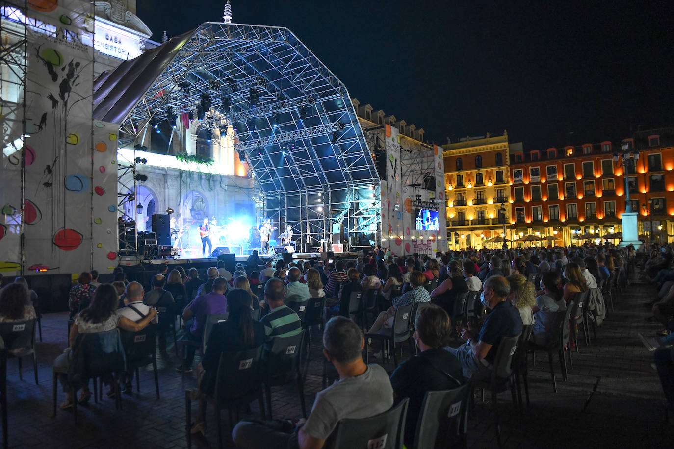 Fotos: Concierto de la Orquesta Mondragón el la Plaza Mayor de Valladolid