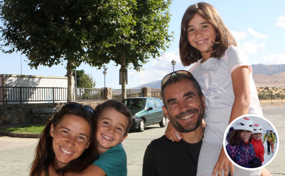 La familia Jiménez Rubio, en Palazuelos de Eresma; en pequeño, en una de sus ascensiones este verano.