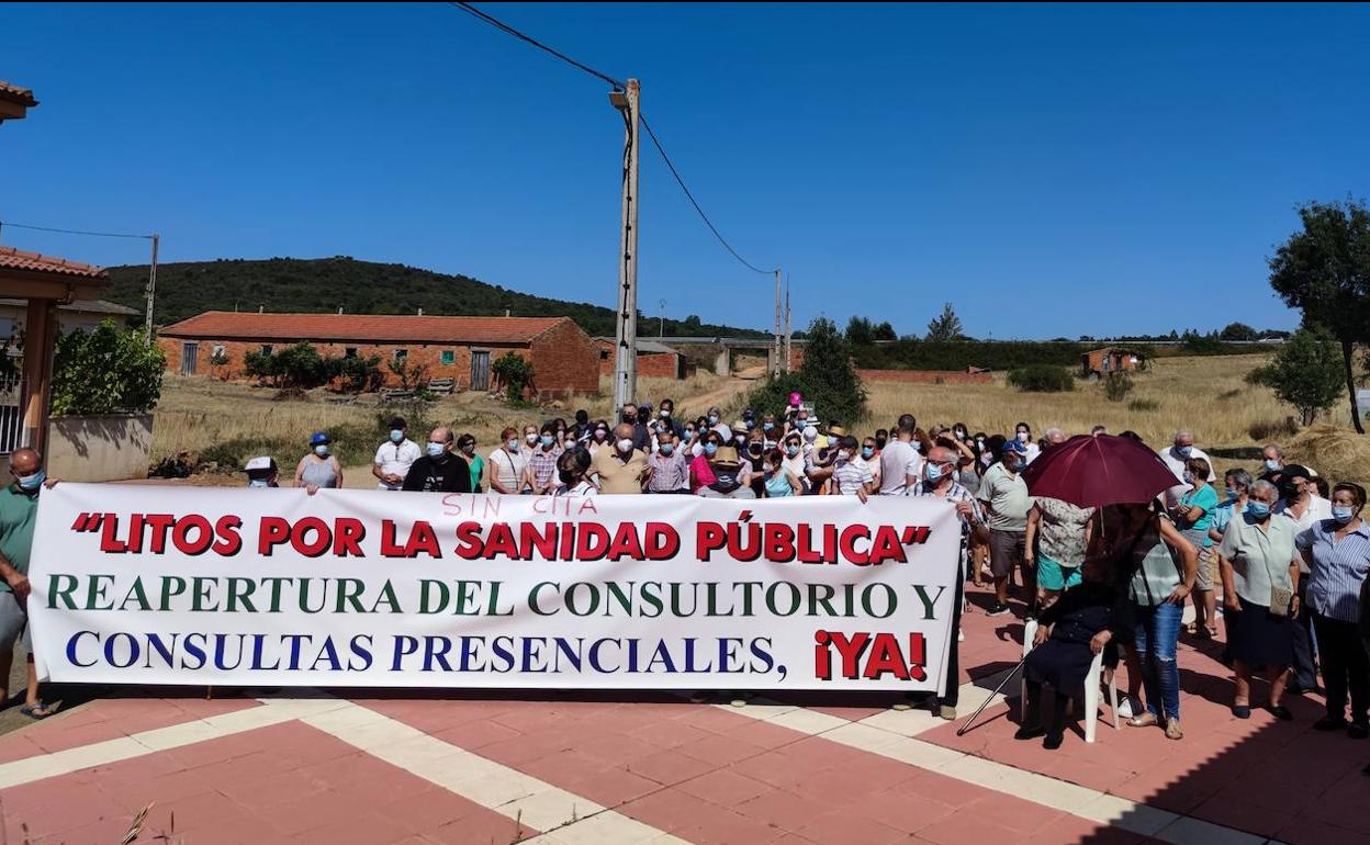 Concentración por la reapertura del consultorio rural en Litos, Zamora, en agosto. 