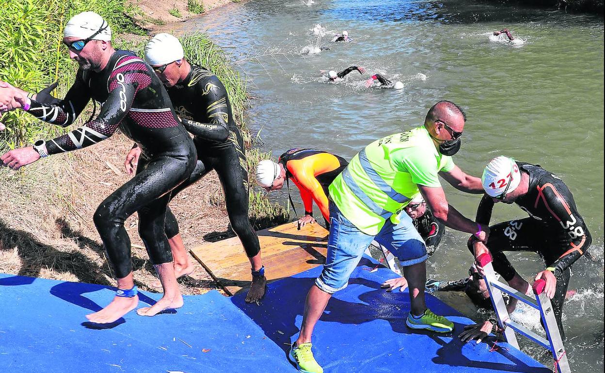 Los nadadores salen de las aguas del Canal de Castilla en Frómista. 