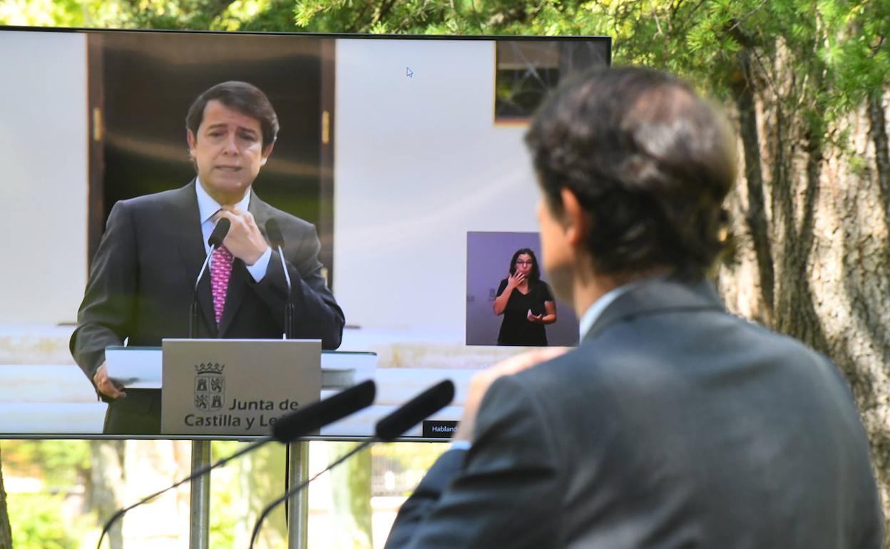 El presidente Alfonso Fernández Mañueco, en la rueda de prensa de arranque del curso político, el 31 de agosto en los jardines de Presidencia de la Junta.