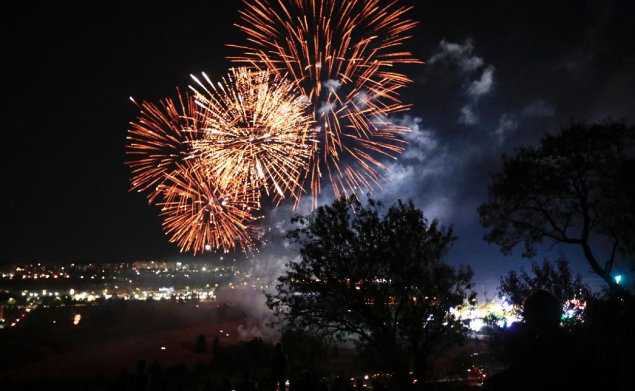 Fuegos artificiales del domingo por la noche desde el Cerro de las Contiendas. 