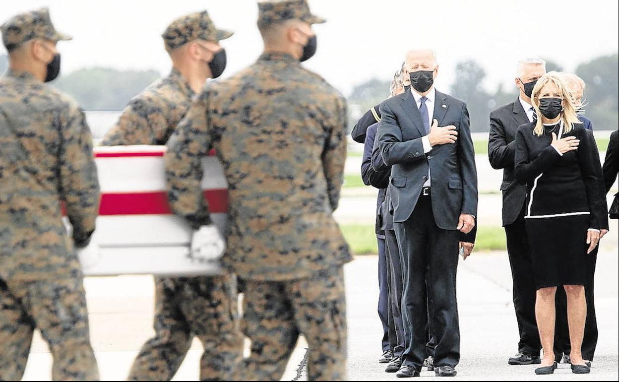 Joe Biden recibe con honores a uno de los soldados de EE UU fallecido en el atentado de Kabul.