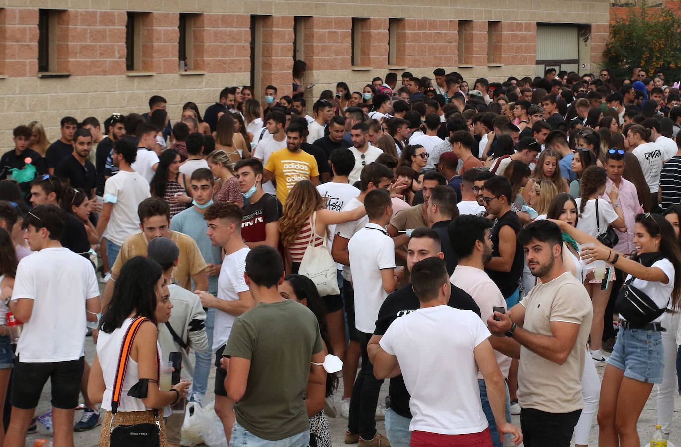 Cientos de jóvenes, esta tarde, en Carbonero el Mayor. 