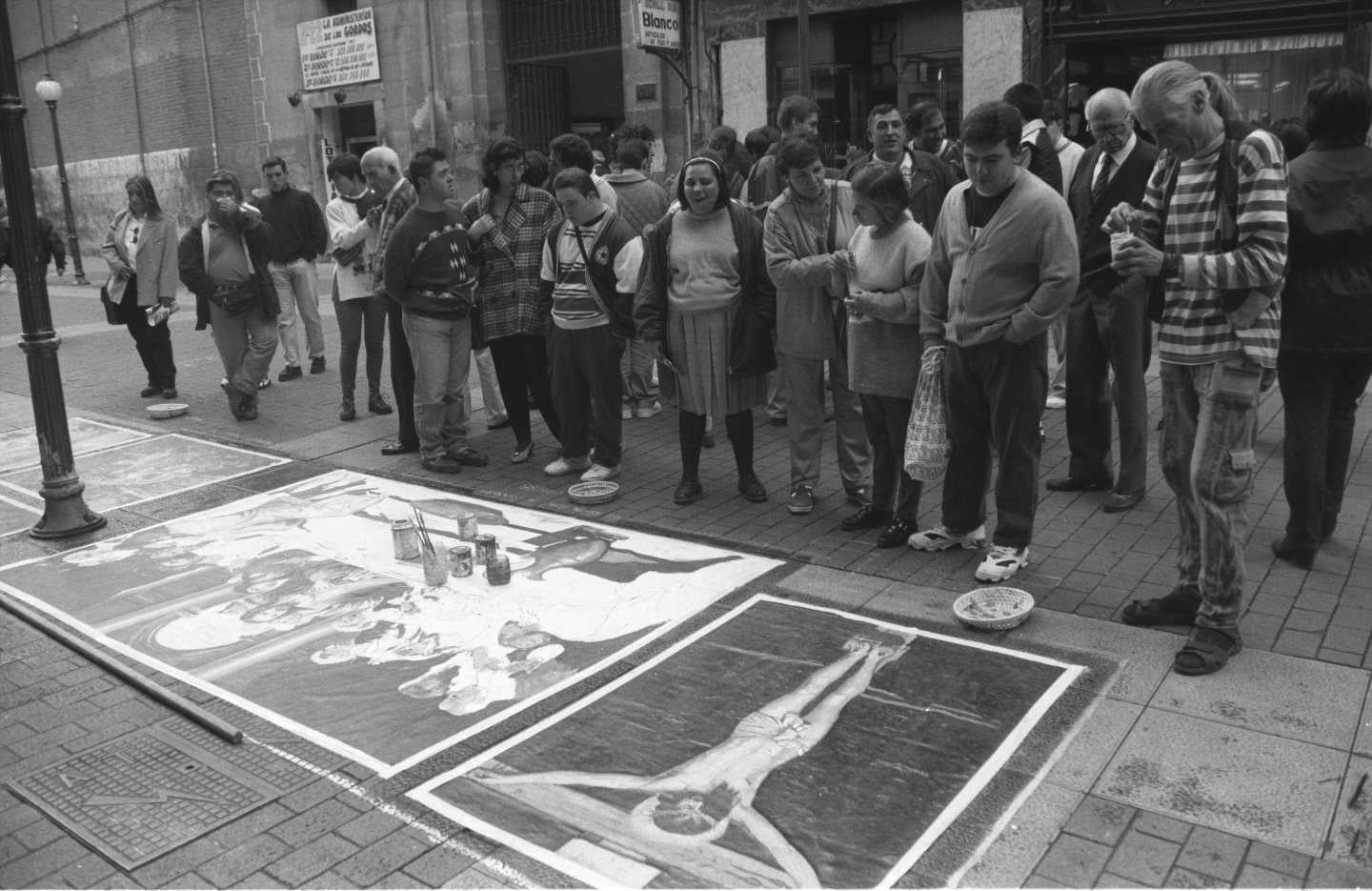 1995.Pintura en el suelo de la calle Santiago.