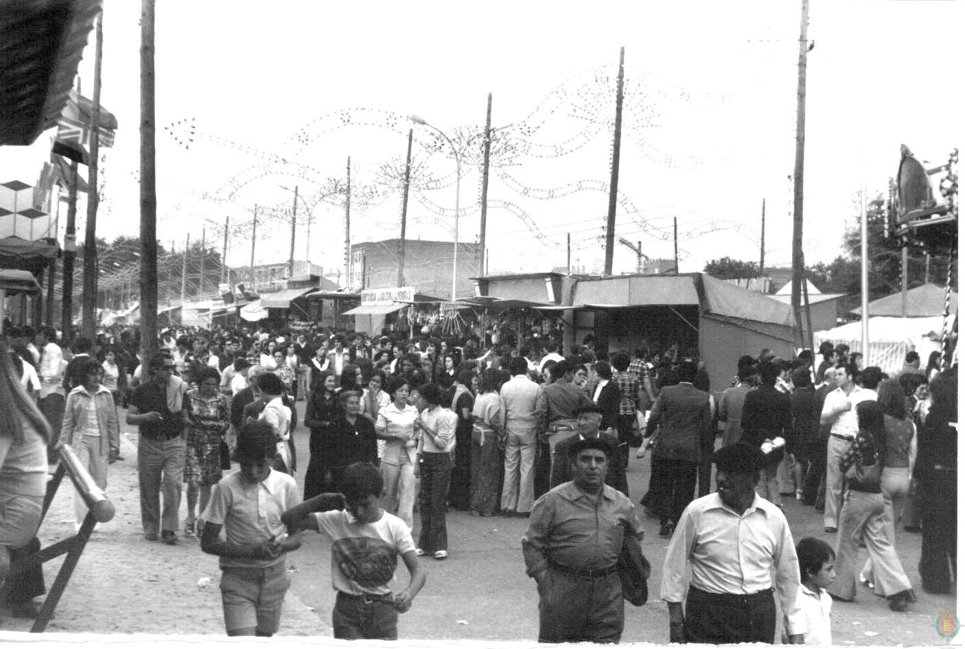 1974. Público en las casetas del Real de la Feria en La Rubia.