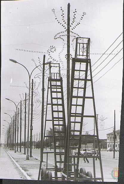 Años 70. Instalación del alumbrado en el Real de la Feria en el barrio de La Rubia.