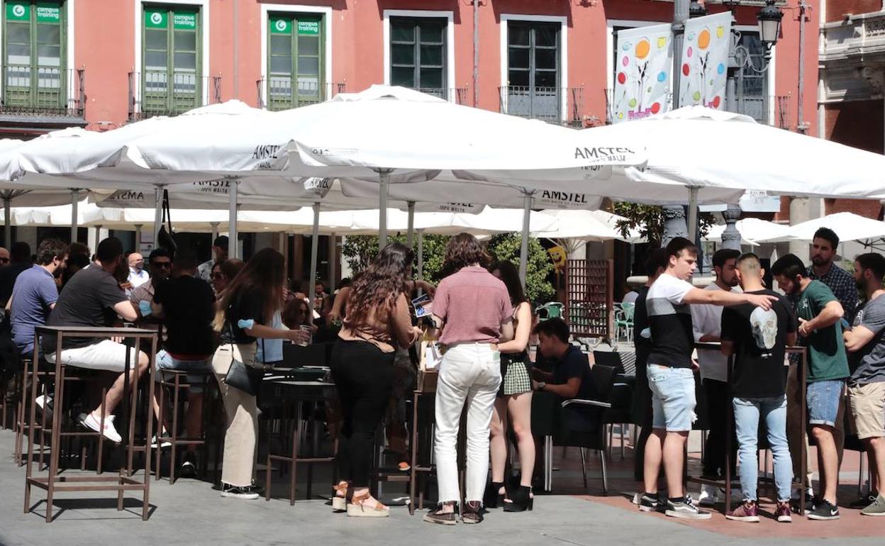 Varias personas disfrutan de las terrazas de la Plaza Mayor de Valladolid durante el pasado fin de semana. 