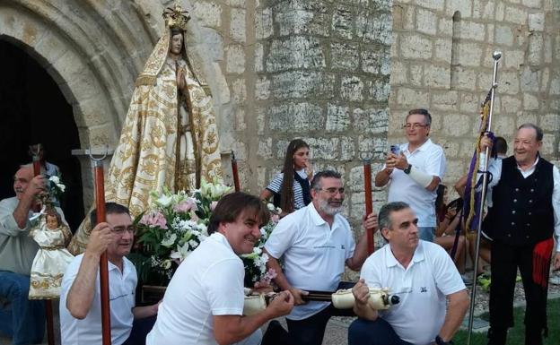 Final de la procesión con la Virgen de los Ángeles de Grijota junto a la ermita. 