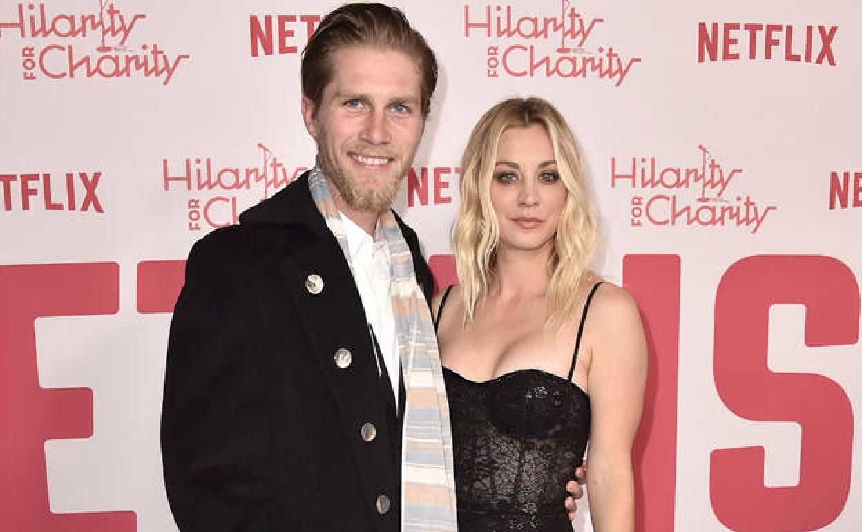 Karl Cook y Kaley Cuoco.