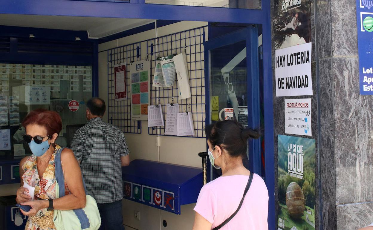 Cola para comprar loteróa en la administración junto a la Casa de los Picos.