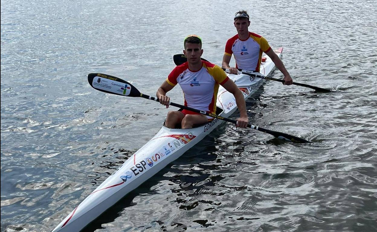 El campeón del mundo vallisoletano, Marcos Caballero (atrás en la piragüa), junto al cántabro Ernesto Goribar (delante en la piragüa) 