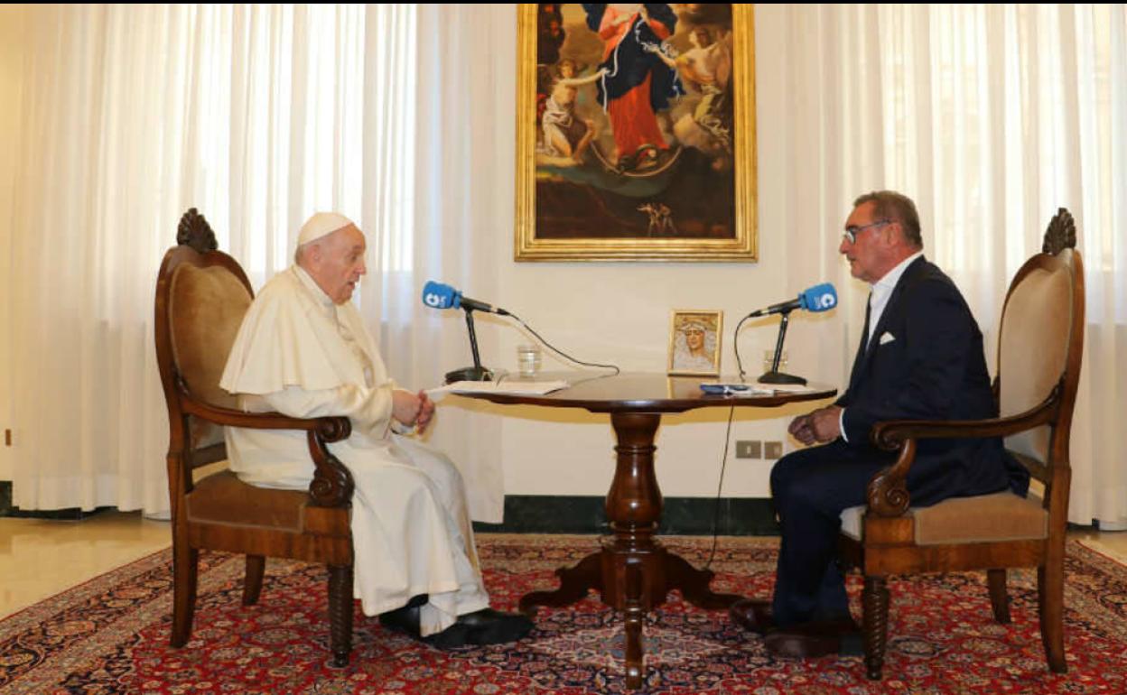 El Papa y Carlos Herrera, durante la entrevista. 