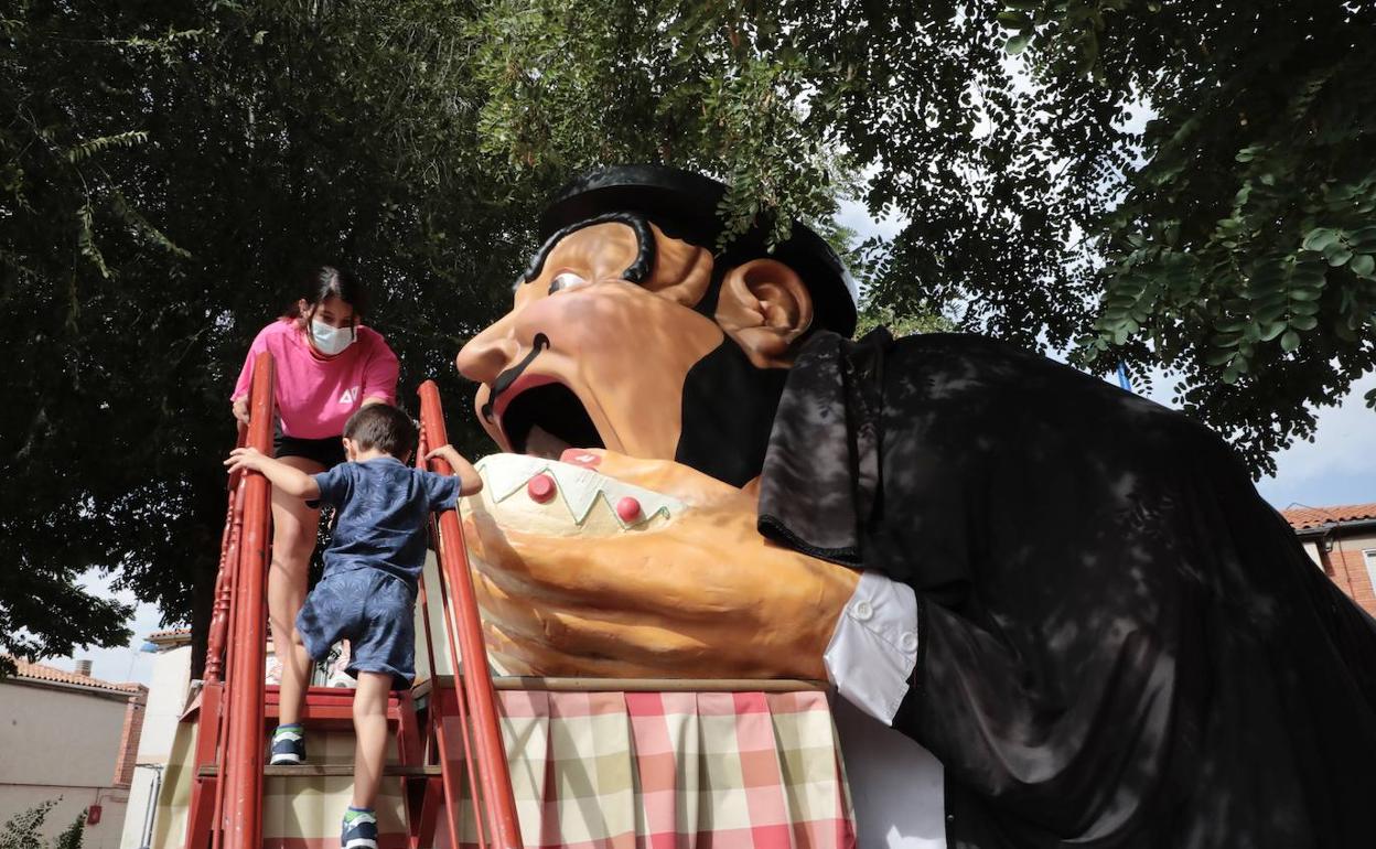 Los niños de Barrio España disfrutan del Tragaldabas. 