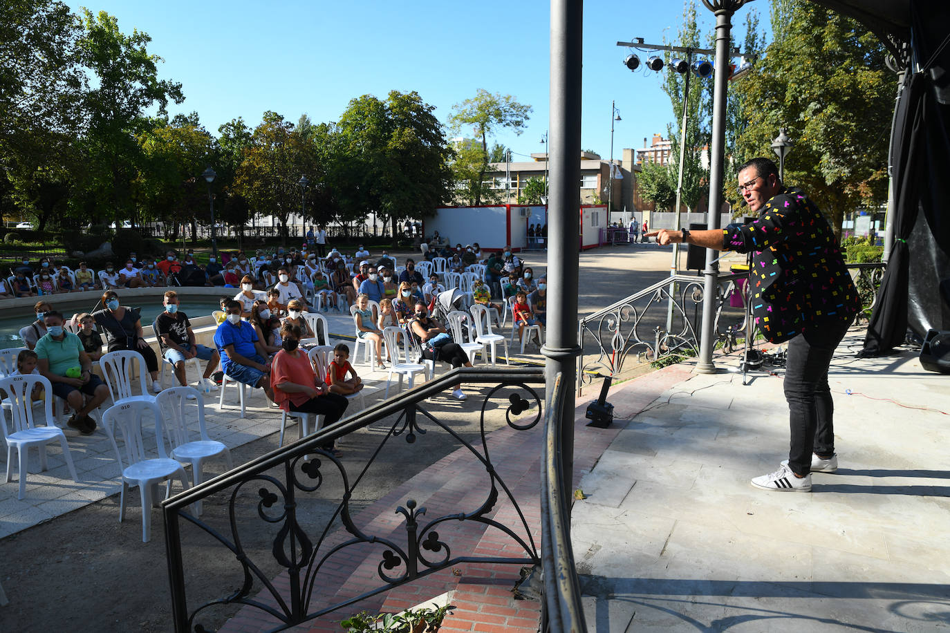 Fotos: Magia en la plaza de Poniente con O Mago Paco