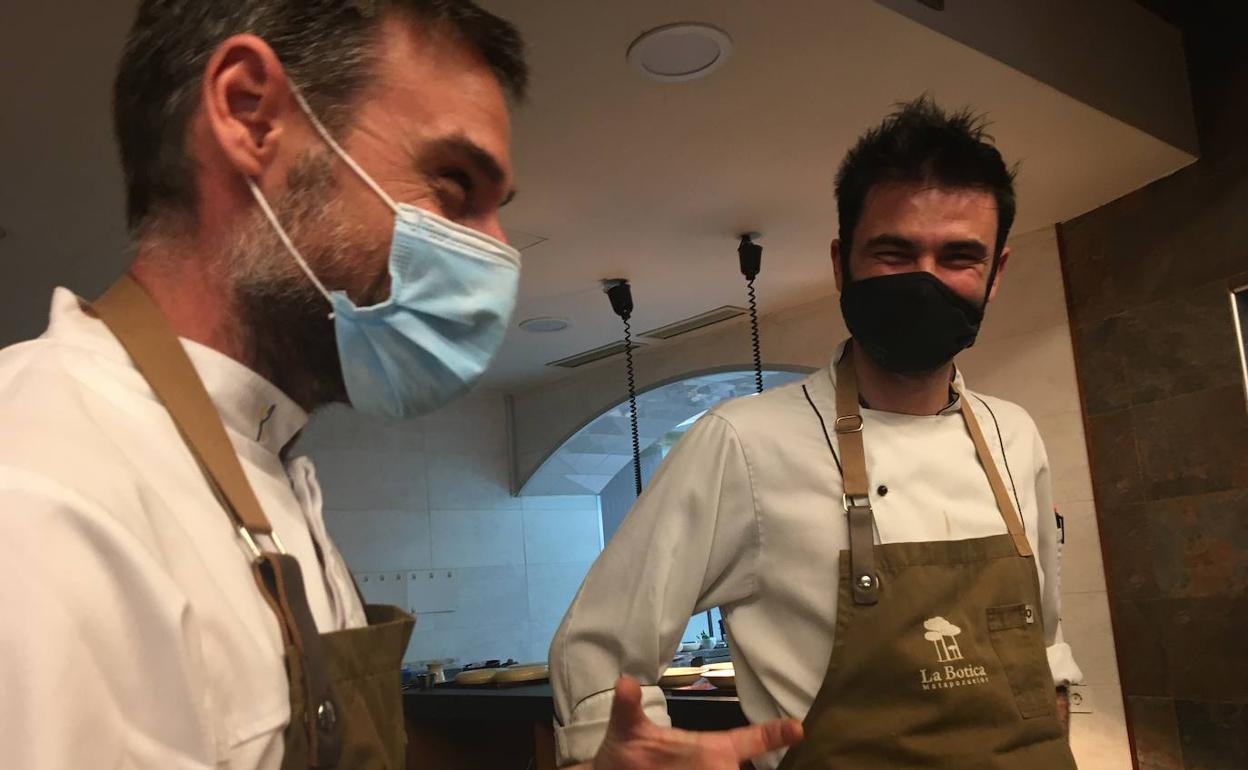 Los cocineros Miguel Ángel de la Cruz y Pedro González en La Botica de Matapozuelos. 