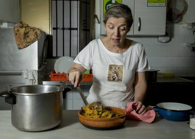 Imagen secundaria 1 - Arriba, el comedor de La Goya. Abajo, Matilde Barrientos y su tía María Luisa Rodríguez, en las cocinas. 