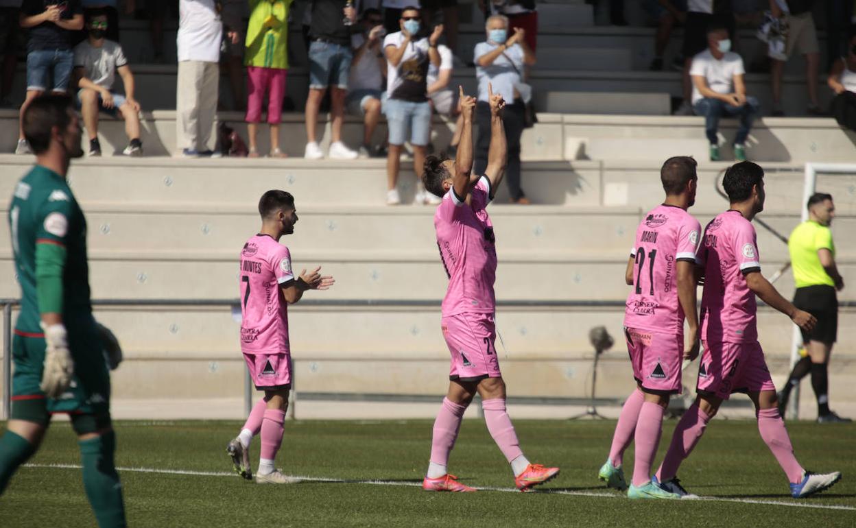 Pablo Espina, delantero de Unionistas, celebra su gol ante la Cultural Leonesa en en el Reina Sofía.