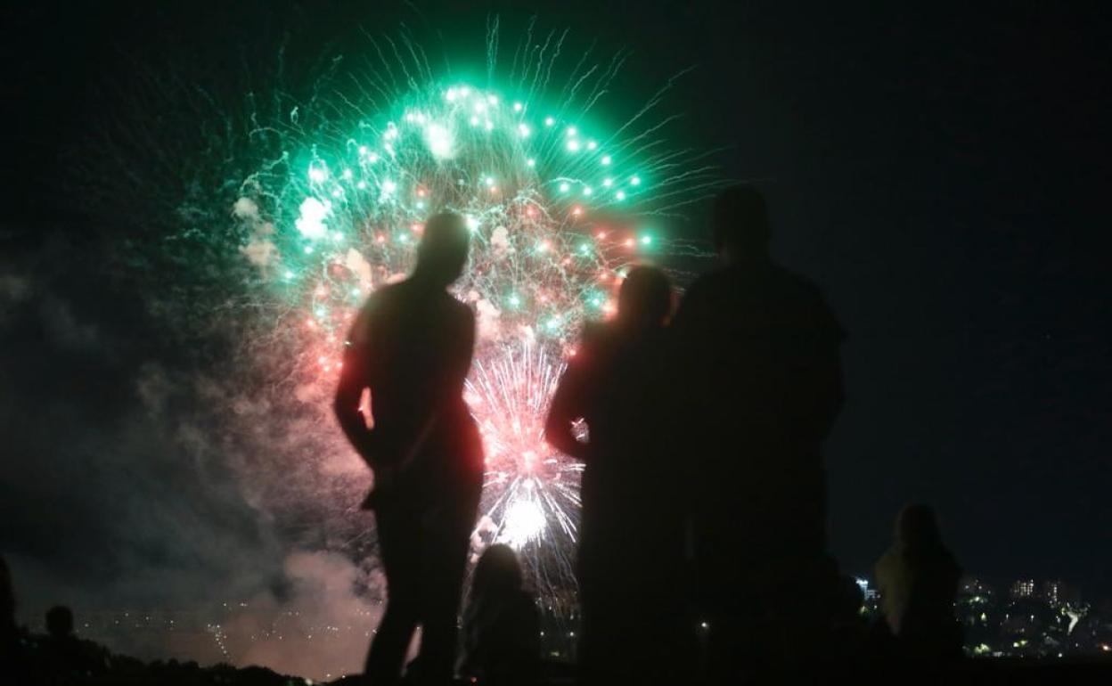 Conjunto de pirotecnia y fuegos artificiales.