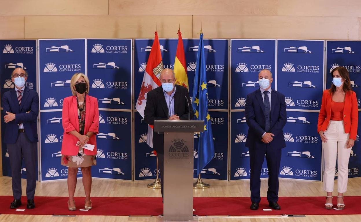 Francisco Igea, en el centro, durante la rueda de prensa que ofreció esta mañana.