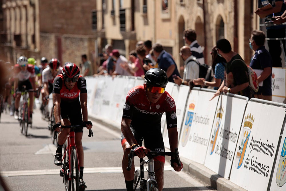 Etapa y maillot amarillo para Vinicius en la última etapa de la Vuelta a Salamanca