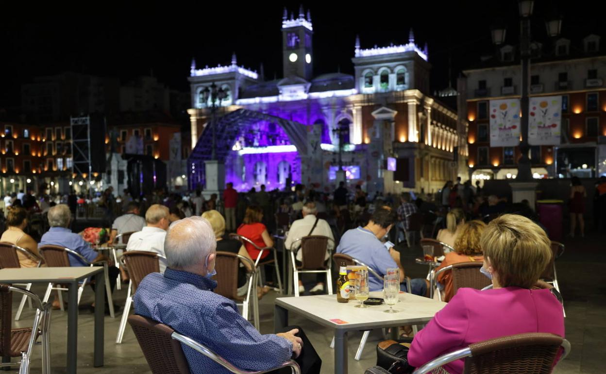 Noche de fiesta y concierto en la Plaza Mayor de Valladolid.