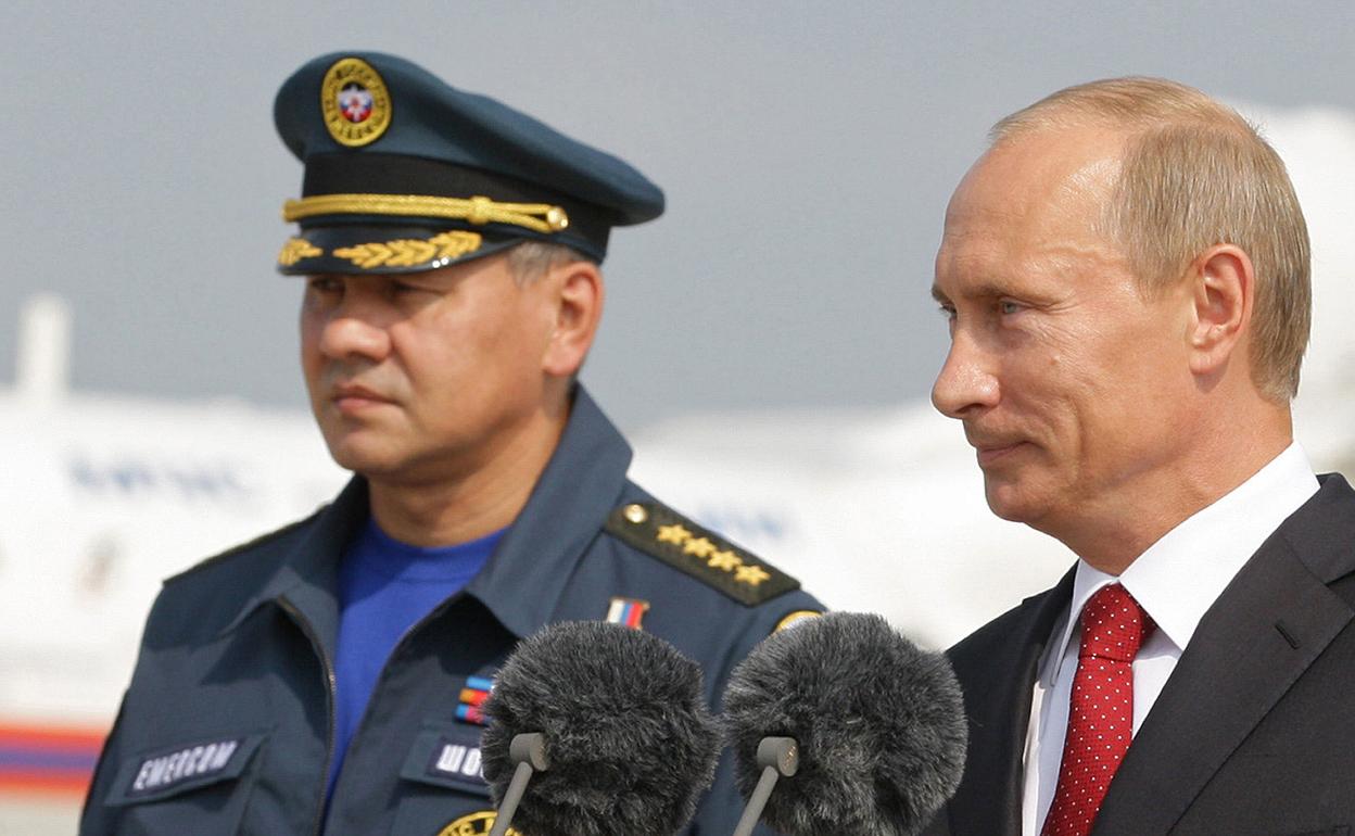 El ministro de emergencias junto con el presidente, Vladimir Putin.