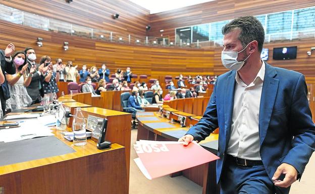 Luis Tudanca regresa a su puesto ovacionado por la bancada socialista puesta en pie. 