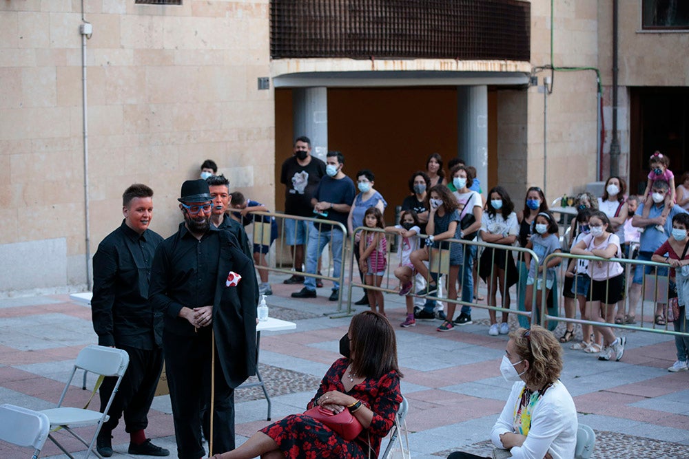 Música, acrobacias y humor con "Save the temazo" y "Lola" en el Patio Chico