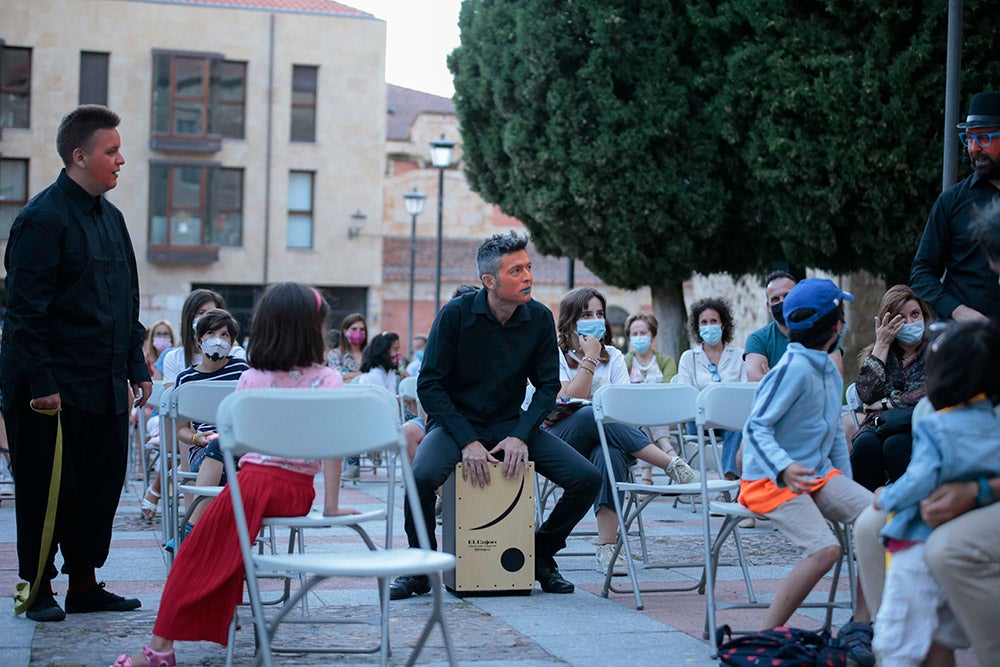 Música, acrobacias y humor con "Save the temazo" y "Lola" en el Patio Chico