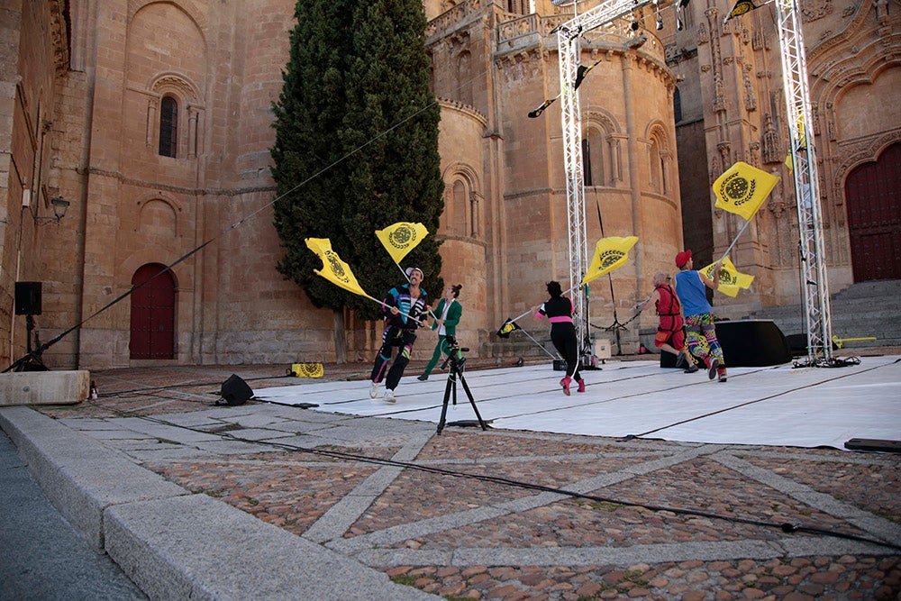 Música, acrobacias y humor con "Save the temazo" y "Lola" en el Patio Chico